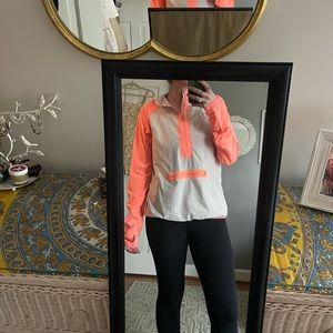 Lulu lemon light pullover. Open pockets in back. Like New Condition. Size 8